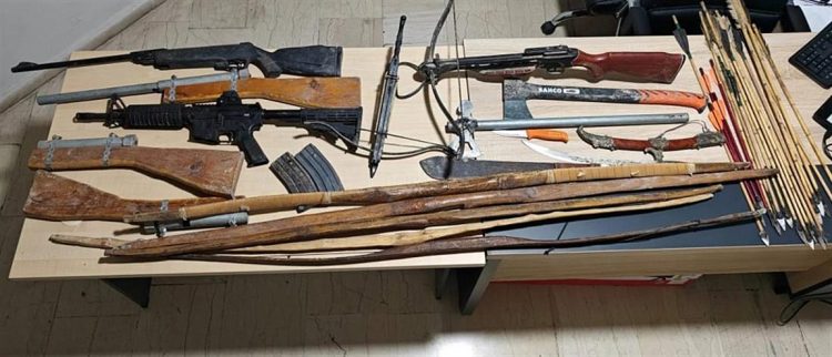 Κορινθία: Πολύτεκνη οικογένεια ζούσε σε λαγούμι 30 μέτρων – Κυκλοφορούσαν με τόξα και βέλη