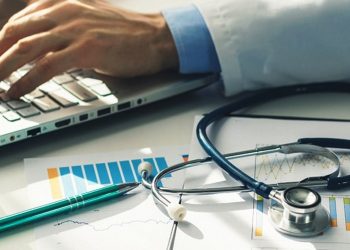 Συνελήφθησαν γιατρός και ιατρικοί επισκέπτες για ψευδείς ιατρικές βεβαιώσεις και παράνομες συνταγογραφήσεις
