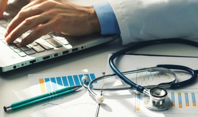 Συνελήφθησαν γιατρός και ιατρικοί επισκέπτες για ψευδείς ιατρικές βεβαιώσεις και παράνομες συνταγογραφήσεις