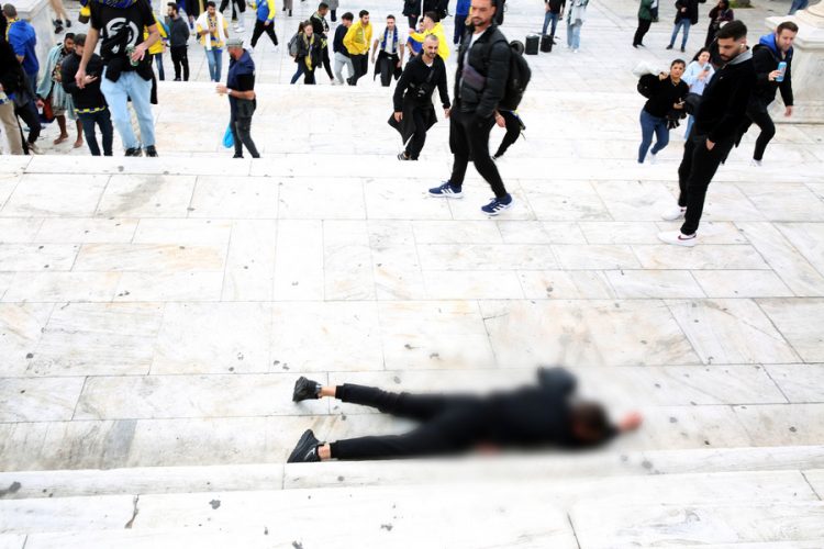 Σύνταγμα: Βίντεο από την επίθεση των οπαδών της Μακάμπι Τελ Αβίβ σε αλλοδαπό