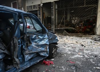 Καλλιθέα: Σταθμευμένο ΙΧ εκσφενδονίστηκε στη μέση του δρόμου από την έκρηξη – Ζημιές σε σπίτια, καταστήματα