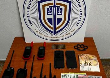 Χειροπέδες σε αστυνομικό στην Αττική για μαστροπεία – Μετέφερε αλλοδαπές