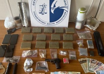 Συνελήφθησαν τρία άτομα για διακίνηση ναρκωτικών στην Αττική – Κατασχέθηκαν περισσότερα από 3 κιλά ηρωίνης και πιστόλι
