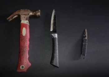 Κυψέλη: Με αυτό το σφυρί και το μαχαίρι τραυμάτισε μαθητή και διευθυντή σχολείου ο 19χρονος που συνελήφθη