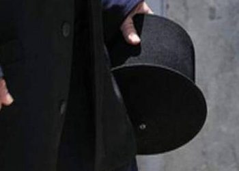 Ιερέας επιτέθηκε στην εν διαστάσει σύζυγό του και σε αστυνομικούς στη δίκη για την επιμέλεια των παιδιών του