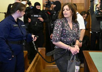 Ουγγαρία: Αλυσοδεμένη σε δικαστική αίθουσα μεταφέρθηκε η Ιλάρια Σάλις, που κατηγορείται για επίθεση σε νεοναζί – ΒΙΝΤΕΟ