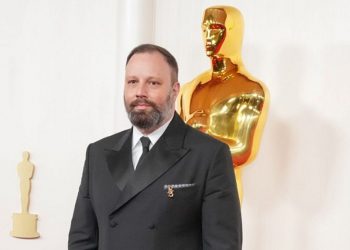 Γιώργος Λάνθιμος: Κυκλοφόρησε το τρέιλερ της νέας του ταινίας με πρωταγωνίστρια την Έμα Στόουν