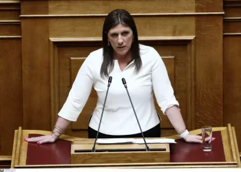 Η Ζωή Κωνσταντοπούλου κατέθεσε στον εφέτη ανακριτή τα πρακτικά της εξεταστικής επιτροπής για να μπλοκάρει τη «λυσσώδη προσπάθεια να κλείσει η υπόθεση χωρίς να αποδοθούν ευθύνες για το έγκλημα των Τεμπών