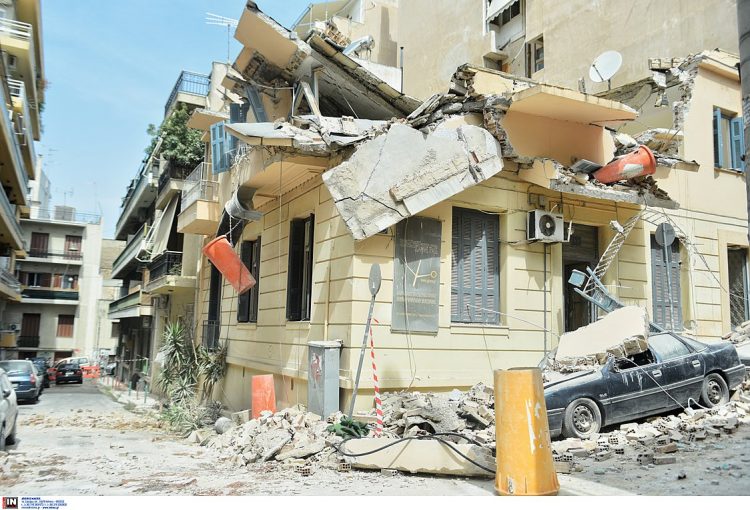 Κατάρρευση κτιρίου στον Πειραιά: Προφυλακιστέος ο εργολάβος – Θρήνος στην κηδεία του αστυνομικού