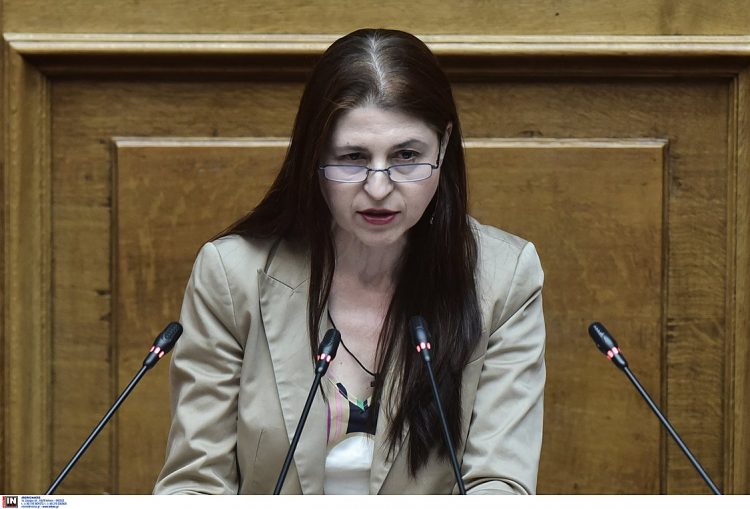 Καβάλα: Γυναίκα χαστούκισε τη βουλευτή της ΝΔ Αγγελική Δεληκάρη