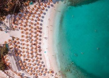 ΤτΕ: Πάνω από 30 εκατομμύρια οι τουρίστες το 2023 στη χώρα μας