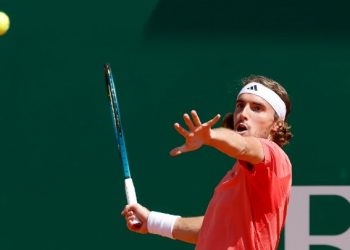 Στα ημιτελικά με κυριαρχική εμφάνιση ο Τσιτσιπάς