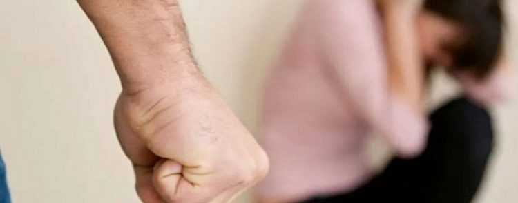 Στη φυλακή 30χρονος που ξυλοκοπούσε τη σύζυγο και τα τρία ανήλικα παιδιά τους – «Είχα νεύρα και είχα πιει»