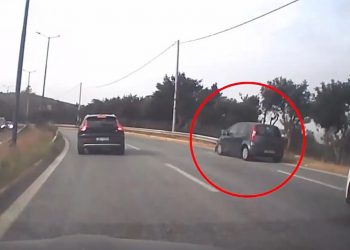 Kατεχάκη: Τράκαρε και συνέχισε να οδηγεί ενώ διαλυόταν το ΙΧ του