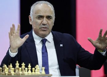 Ρωσία: Ένταλμα σύλληψης για τον κορυφαίο σκακιστή Γκάρι Κασπάροφ