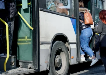 Στάση εργασίας για τα λεωφορεία την Μεγάλη Τετάρτη – Οι εργαζόμενοι συμμετέχουν στην απεργία ΓΣΕΕ – ΑΔΕΔΥ