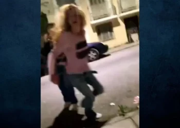 Πάτρα: “Πετούσε έπιπλα και με χτυπούσε, ήταν ο μόνος τρόπος να φύγω”, λέει η 47χρονη που πήδηξε από το παράθυρο