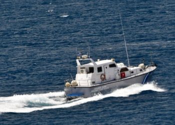 Σάμος: Ενας νεκρός και τέσσερις αγνοούμενοι από ημιβύθιση σκάφους με μετανάστες