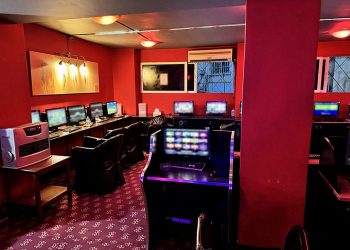 Στο δόκανο της ΕΛ.ΑΣ. παράνομο καζίνο στην Αθήνα – Συνελήφθησαν 11 άτομα και κατασχέθηκαν 57 υπολογιστές με «φρουτάκια»