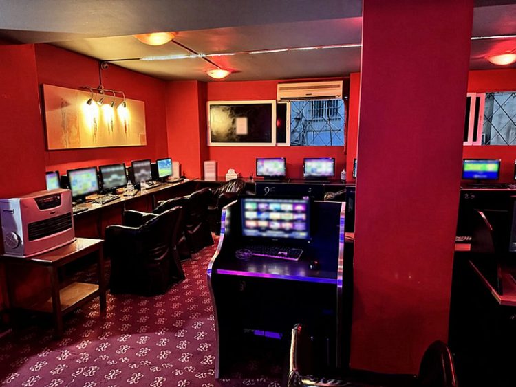 Στο δόκανο της ΕΛ.ΑΣ. παράνομο καζίνο στην Αθήνα – Συνελήφθησαν 11 άτομα και κατασχέθηκαν 57 υπολογιστές με «φρουτάκια»