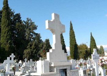 Άγριος καυγάς πάνω σε τάφο – Άρπαξε μαρμάρινο σταυρό και χτύπησε τη νύφη του στο κεφάλι