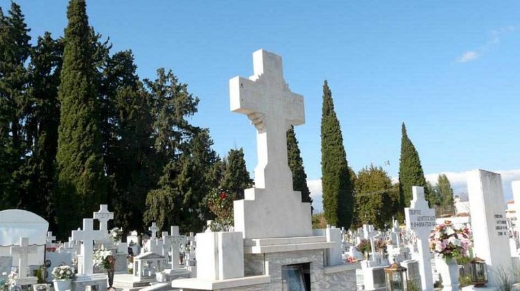 Άγριος καυγάς πάνω σε τάφο – Άρπαξε μαρμάρινο σταυρό και χτύπησε τη νύφη του στο κεφάλι