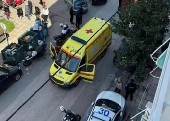 Νεκρή η 44χρονη που κατέρρευσε το πρωί στην πλατεία Κορνάρου μπροστά στα μάτια του παιδιού της