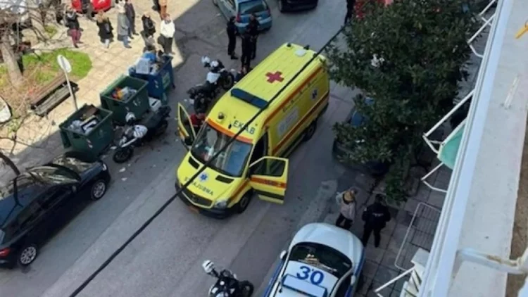 Νεκρή η 44χρονη που κατέρρευσε το πρωί στην πλατεία Κορνάρου μπροστά στα μάτια του παιδιού της