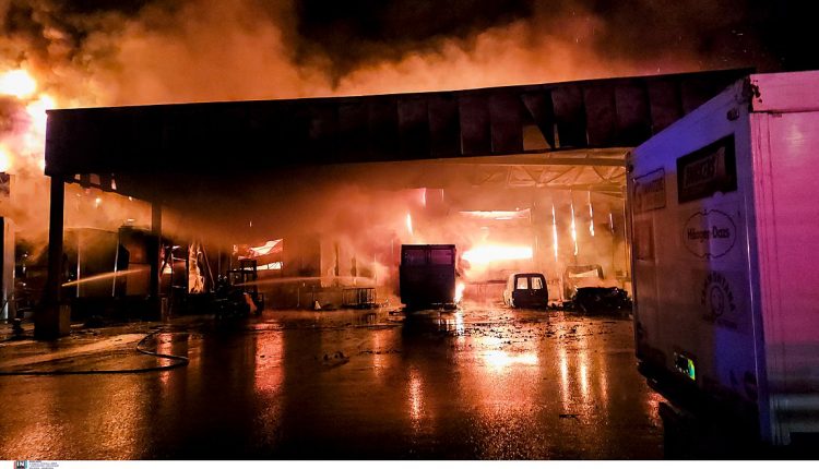 Λαμία – Φωτιά σε εργοστάσιο: Αυτοψία από κλιμάκιο του ΕΦΕΤ στο σημείο