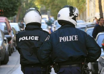 Βούλα: Χειροπέδες σε επιδειξία που επιτέθηκε σε δυο γυναίκες