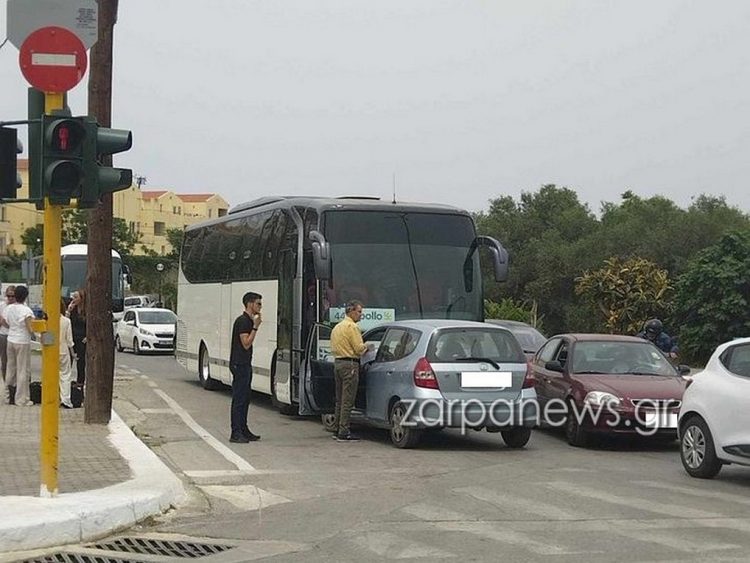 Κρήτη: Μετωπική σύγκρουση αυτοκινήτου με τουριστικό λεωφορείο