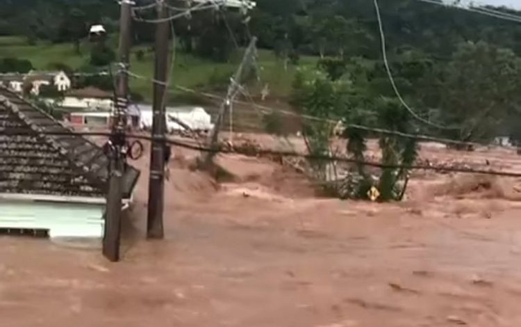 Βραζιλία: 5 νεκροί, 18 αγνοούμενοι έπειτα από σφοδρές βροχοπτώσεις στον νότο – Βίντεο