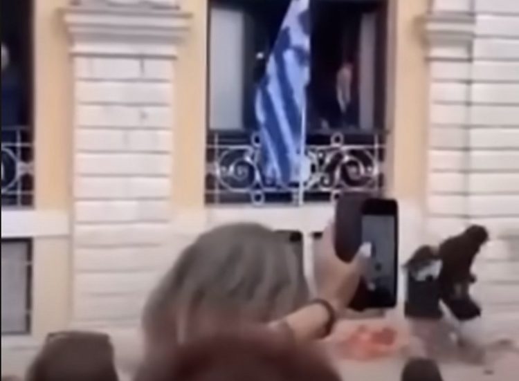 Κέρκυρα: Μπότης έπεσε στο κεφάλι γυναίκας – ΒΙΝΤΕΟ