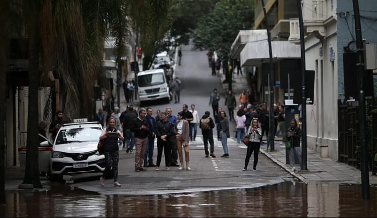Βραζιλία: Τουλάχιστον 56 νεκροί και 67 αγνοούμενοι από τις καταρρακτώδεις βροχές