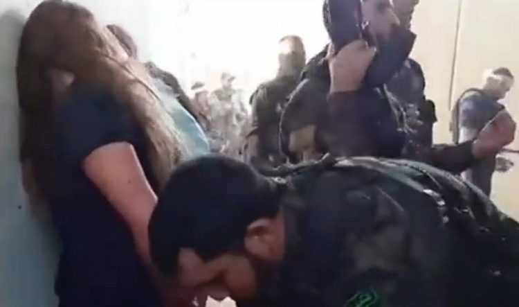 Σοκαριστικό βίντεο – Γυναίκες όμηροι της Χαμάς κακοποιούνται από τους απαγωγείς τους