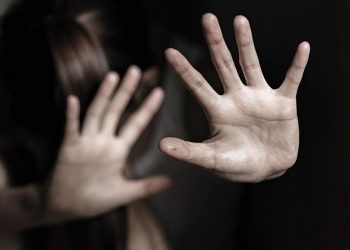 «Φοβάσαι ότι αν φύγεις θα σε σκοτώσει»: Συγκλονίζει η 28χρονη που κρεμάστηκε από το μπαλκόνι για να γλιτώσει από τον σύντροφό της