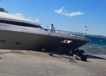 Σπέτσες: Θαλαμηγός χτύπησε στoν προβλήτα του λιμανιού λόγω των ισχυρών ανέμων