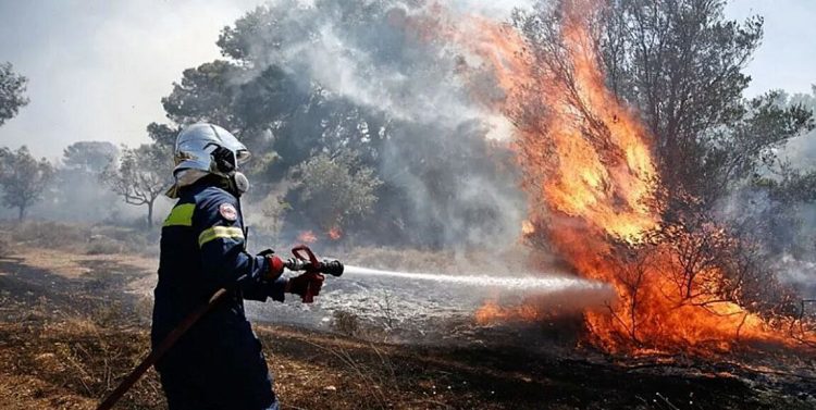 Σε εξέλιξη φωτιά στην περιφερειακή του Αιγάλεω
