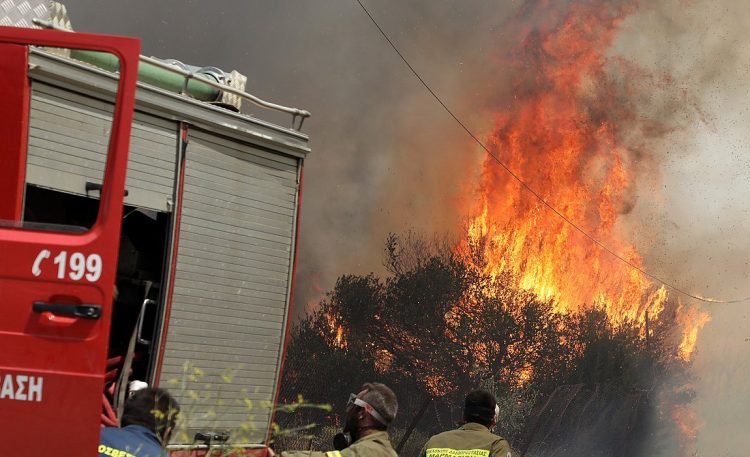 Σε εξέλιξη φωτιά στην Άνδρο