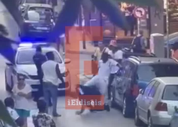 Άγριο περιστατικό ξυλοδαρμού αστυνομικού από αλλοδαπό στο κέντρο της Αθήνας – Δείτε βίντεο