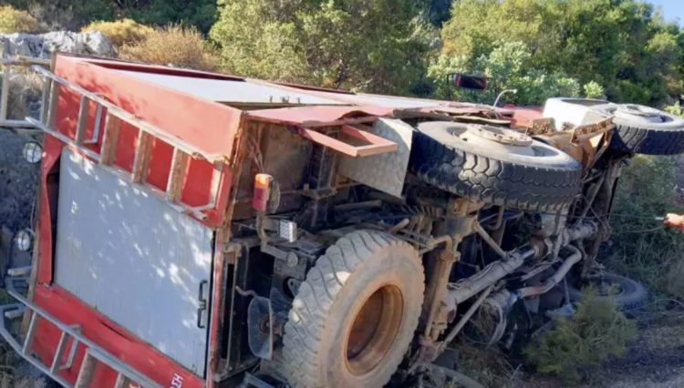 Το γερασμένο όχημα του Πυροσβεστικού Σώματος και η απάνθρωπη πίεση από τον Βασίλη Κικίλια προκάλεσαν ατύχημα και ένας πυροσβέστης έχασε τρία δάχτυλα