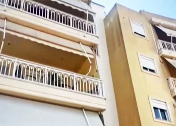 Ακόνισε το μαχαίρι, κατακρεούργησε τη σύζυγό του και βγήκε στο μπαλκόνι φωνάζοντας: «Σκότωσα τη γυναίκα μου»