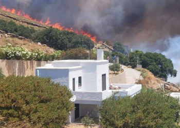 Μεγάλη φωτιά στην Άνδρο, εκκενώθηκαν τέσσερις περιοχές – Ενισχύσεις από την Αθήνα με 19 πυροσβέστες και 5 οχήματα (βίντεο)