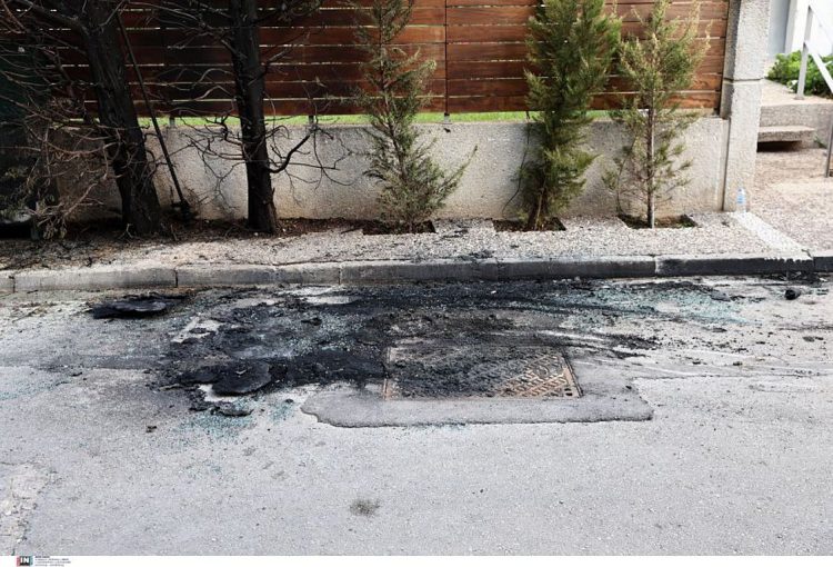 Επίθεση με μολότοφ έξω από το σπίτι της προέδρου του Αρείου Πάγου – Τα πρώτα λόγια του τραυματία αστυνομικού