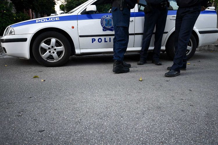 Θρίλερ με νεκρή γυναίκα στο Κερατσίνι: Τι έδειξαν τα πρώτα ευρήματα του ιατροδικαστή