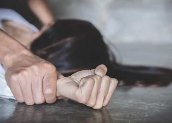 Συνελήφθη δημοσιογράφος της ΕΡΤ για ξυλοδαρμό της συντρόφου του