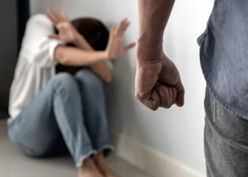 Δώδεκα μήνες φυλακή στον δημοσιογράφο της ΕΡΤ για τον ξυλοδαρμό της συντρόφου του