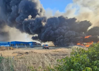 Μαίνεται η φωτιά σε εργοστάσιο με χημικά στη Ριτσώνα