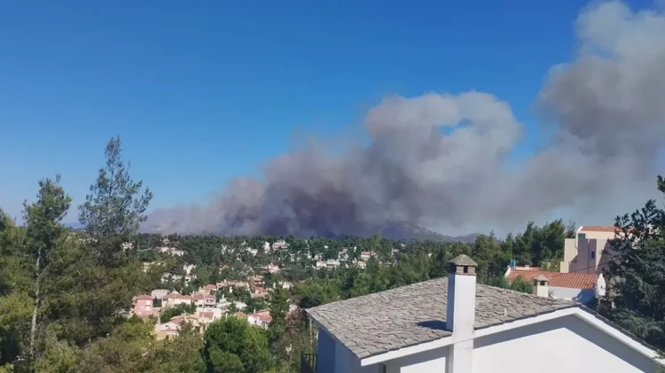 Φωτιά στη Σταμάτα κοντά σε σπίτια – Εκκενώνονται Αμυγδαλέζα, Γαλήνη και Ροδόπολη (Βίντεο)