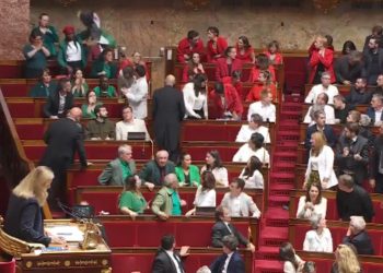 Γαλλία: Βουλευτές εμφανίστηκαν στο κοινοβούλιο ντυμένοι με τα χρώματα της παλαιστινιακής σημαίας